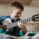 Jak nauczyć się grać na gitarze?